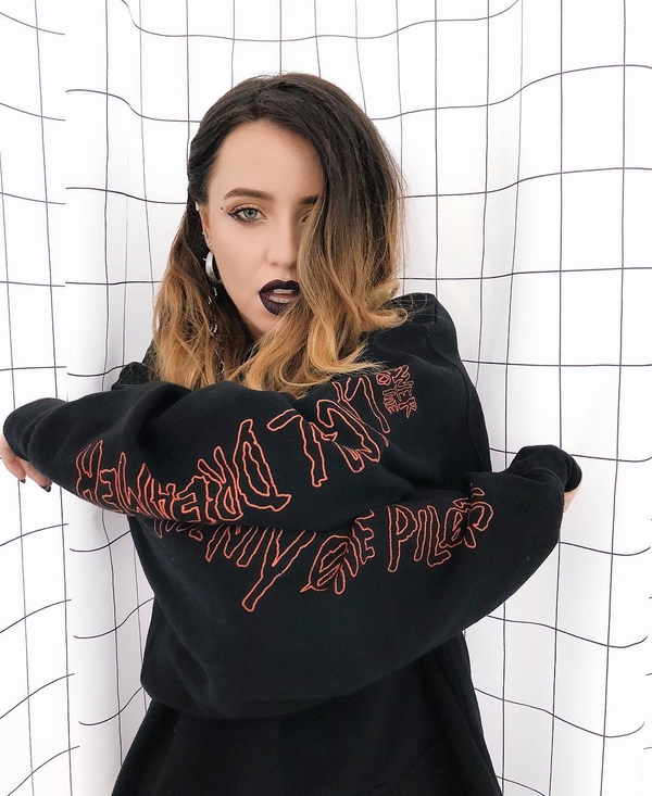 День рождения Нади Дорофеевой: лучшие образы модной бунтарки