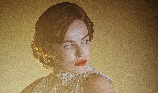 Роковая красотка из кабаре: Астафьева показала снимки в ярком образе