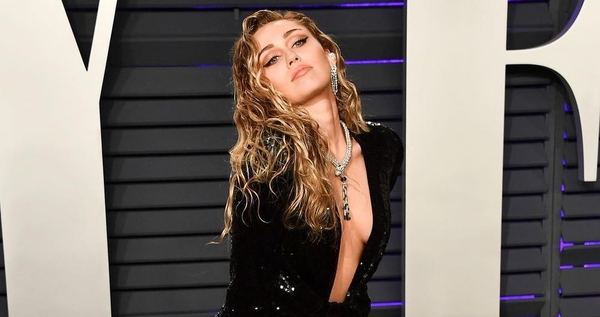 Майли Сайрус поздравила фанов с Пасхой откровенным снимком