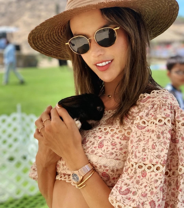 Известная манекенщица появилась на публике в тесном купальнике: Конфуз или нет?