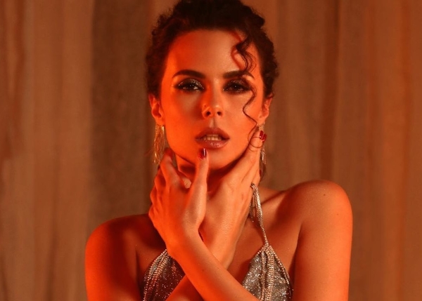 "Красотка": Каменских разгуливала по Парижу в необычных сережках