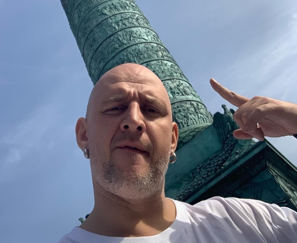 "А мусорить не обязательно": Потапа затроллили за снимок из Парижа