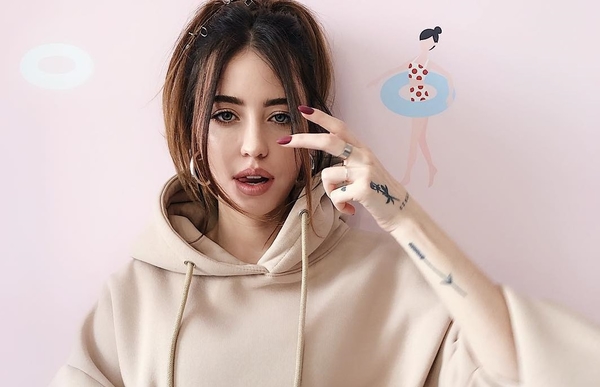 "Не прекращай нам спамить": Дорофеева в желтом очаровала подписчиков