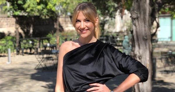 Леся Никитюк засветила обнаженные ягодицы в прозрачном наряде