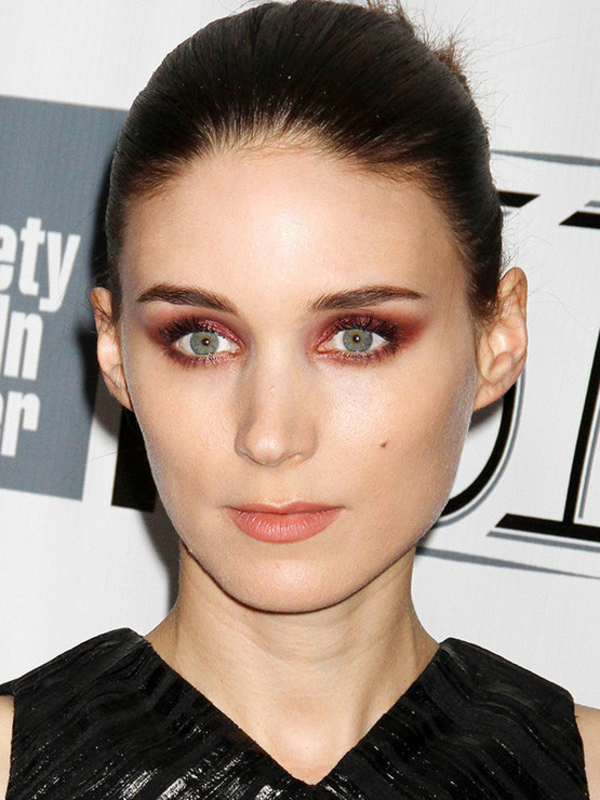 Яркие глаза: Как подобрать модные тени под цвет глаз