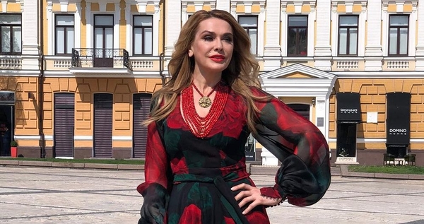 Ольга Сумская похвасталась стройной фигурой в роскошном платье