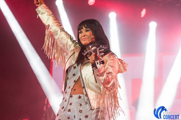 Масштабное световое шоу, оркестр и балет: Ассия Ахат представила программу "Love Is"