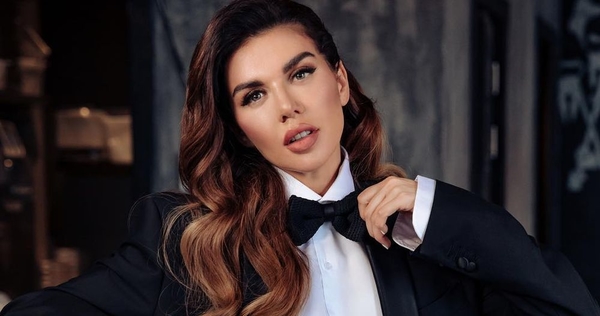 Экс-солистка "ВИА Гры" перекрасила волосы в розовый цвет