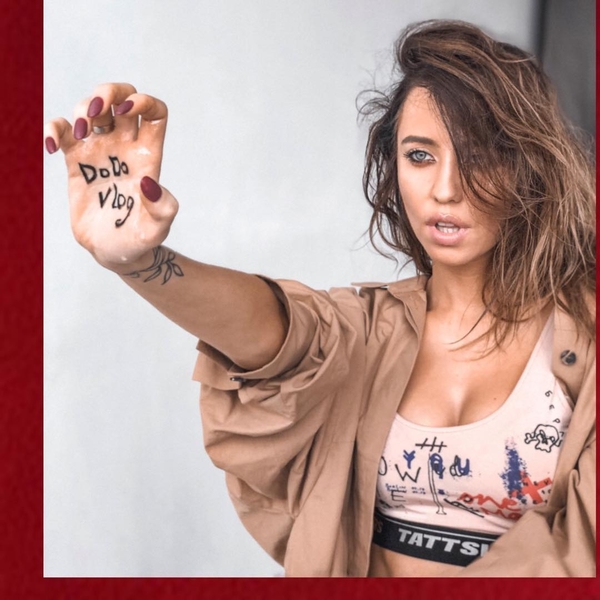 Необычные очки и чулки в сетку: Надя Дорофеева очаровала образом