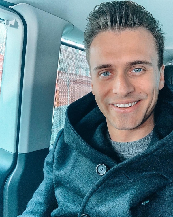 "Хороша на этом фото": Александр Скичко потроллил жену и рассмешил Сеть