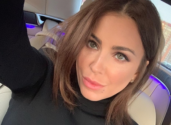 Халат и колготы с зайчатами: Лорак засветилась в непривычном наряде