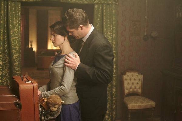 Для сериала "Чужая жизнь" понадобилось два 7-тонных грузовика антикварной мебели