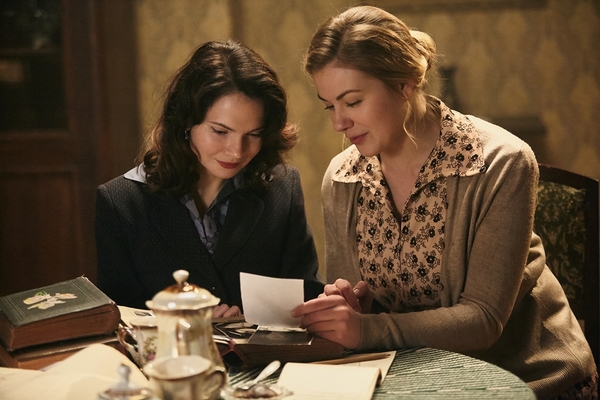 Для сериала "Чужая жизнь" понадобилось два 7-тонных грузовика антикварной мебели