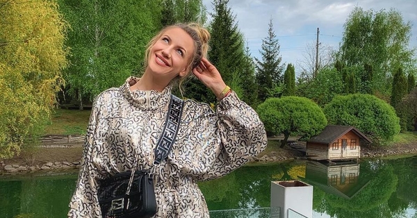 Леся Никитюк устроила фотосессию на футбольном поле