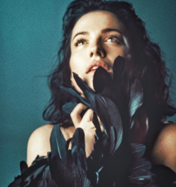 "Вот это сексуальность!": Астафьева покорила Сеть в наряде известного бренда