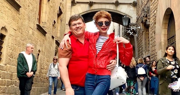 Звезда "Аферистов в Сетях" прогулялась по Барселоне с возлюбленным