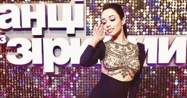 Екатерина Кухар похвасталась стройной фигурой в красном купальнике