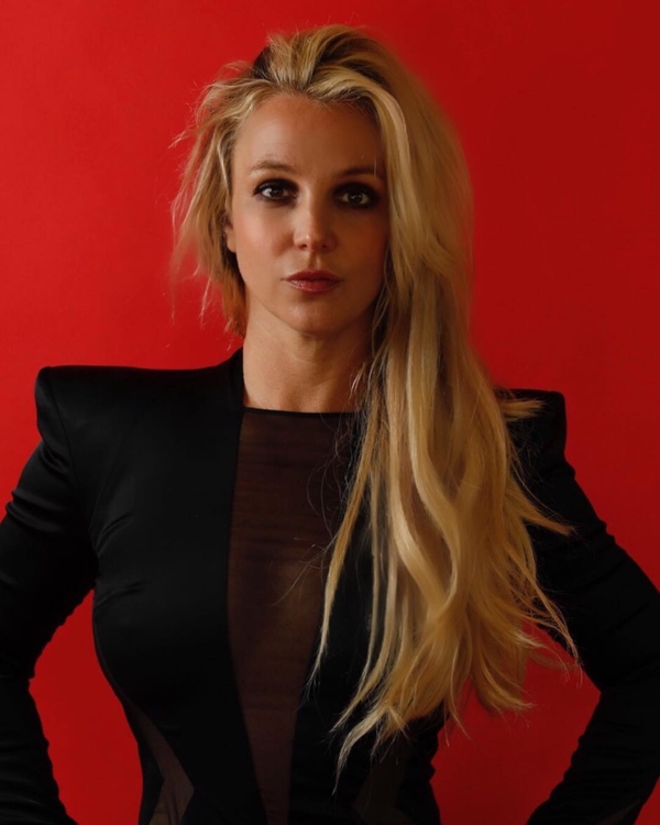 Сексуальна и в отличной форме: Бритни Спирс показала тренировку в купальнике