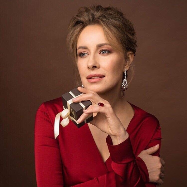 "Красотища неземная!": Елена Кравец в необычном платье покорила Сеть