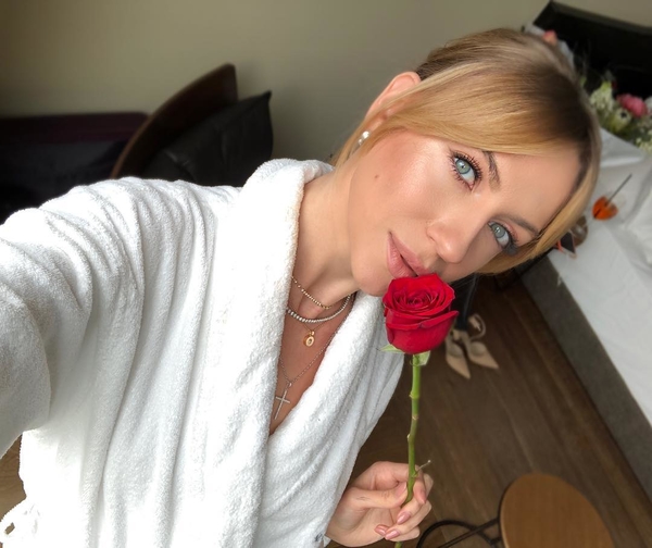 "Доброе утро, сплюхи": Никитюк восхитила Сеть снимком из постели в ночнушке