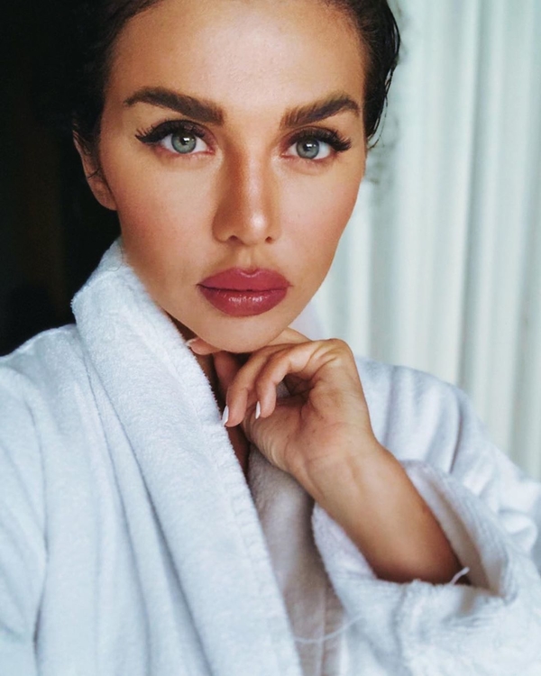 "Хватит оголяться!": Седокову раскритиковали за фото в белье и чулках