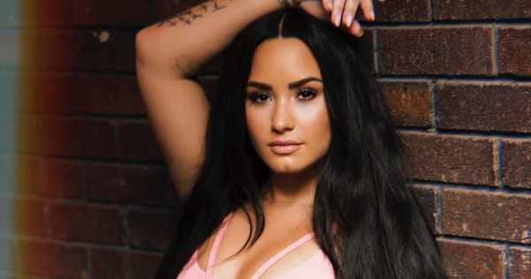 Деми Ловато похвасталась похудевшей фигурой в купальнике