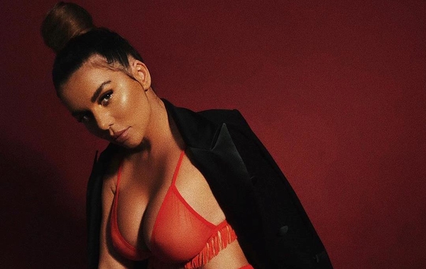 Блестящая, в подтяжках: Анна Седокова дала концерт в киевском ресторане