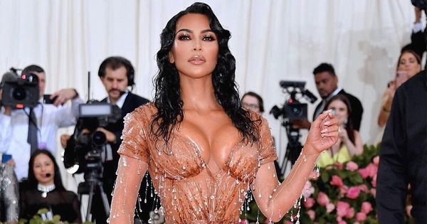 "Скоро годовщина": Ким Кардашьян показала свадебное фото