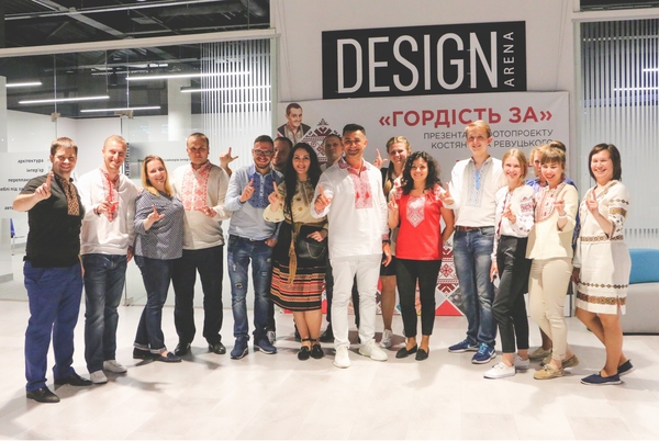 В Киеве презентовали яркую фотовыставку - украинские звезды в вышиванках