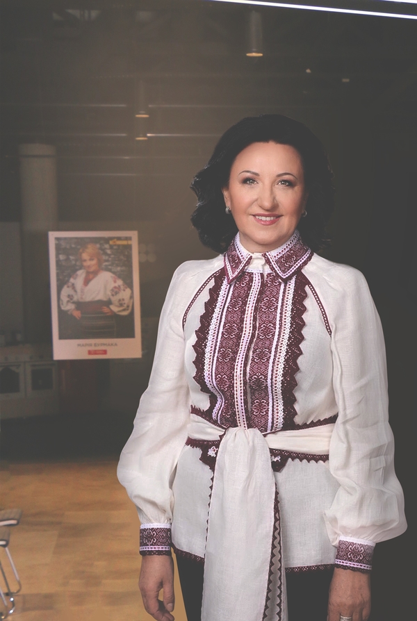 В Киеве презентовали яркую фотовыставку - украинские звезды в вышиванках