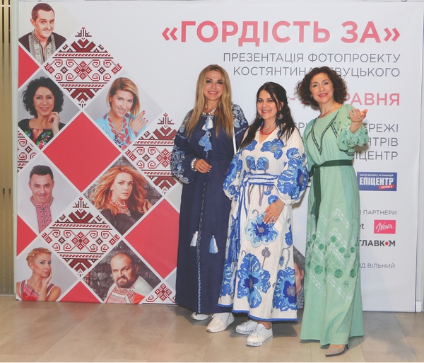В Киеве презентовали яркую фотовыставку - украинские звезды в вышиванках
