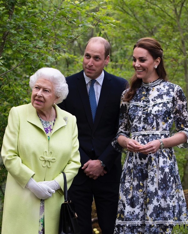 Герцог и герцогиня Кембриджские поделились умильными фото с детьми