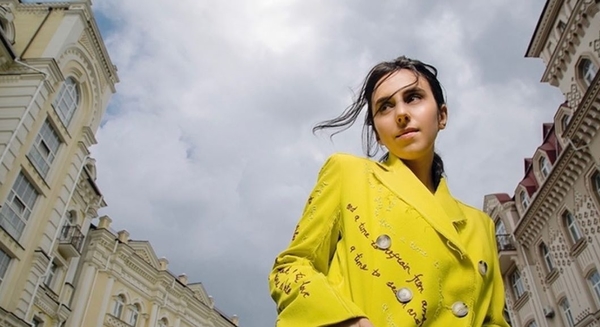 Джамала снялась в стеклянном кубе в замке графини Уваровой