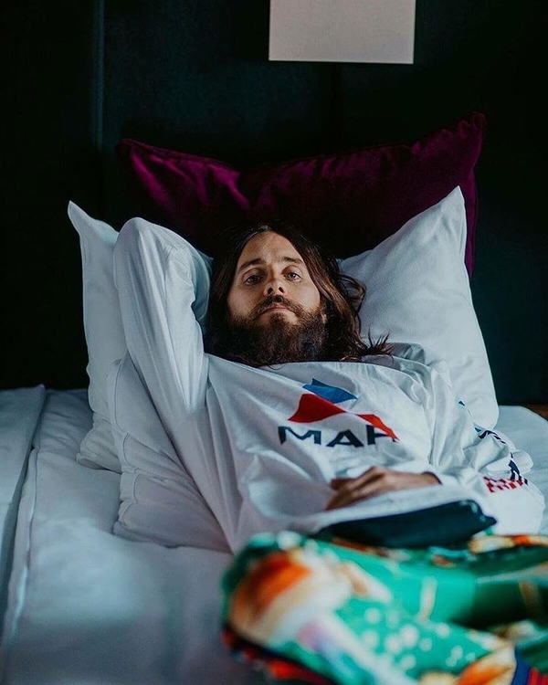 Соблазнил и насмешил одновременно: Джаред Лето показал накачанный пресс