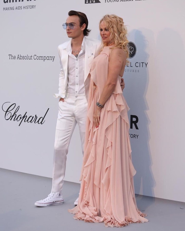 Редкий выход: Памела Андерсон появилась на публике с 22-летним сыном