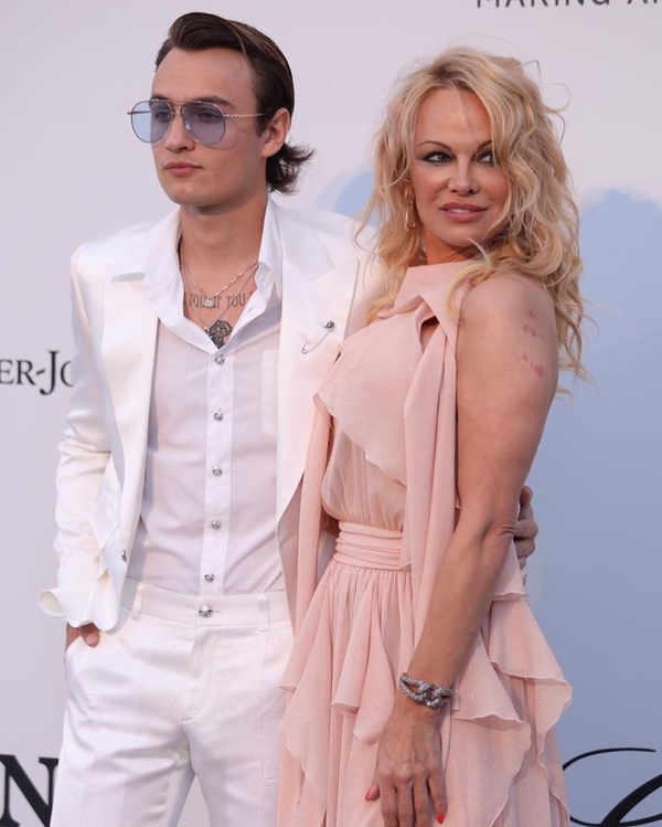 Редкий выход: Памела Андерсон появилась на публике с 22-летним сыном