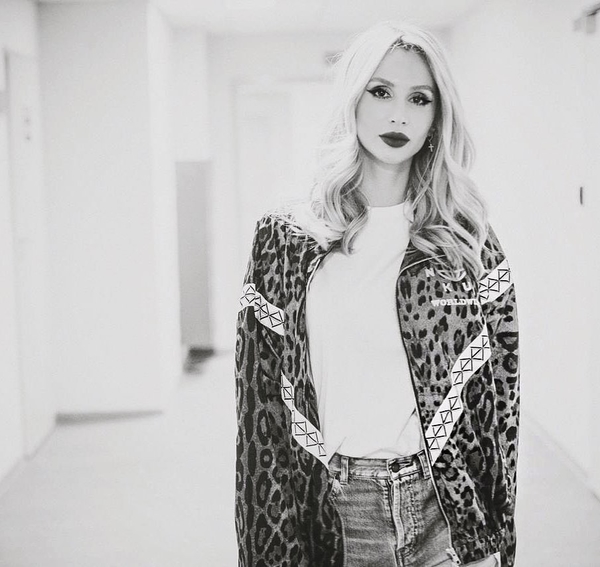 "Превратилась во фрика": Сеть обсуждает цвет волос и странную позу Лободы