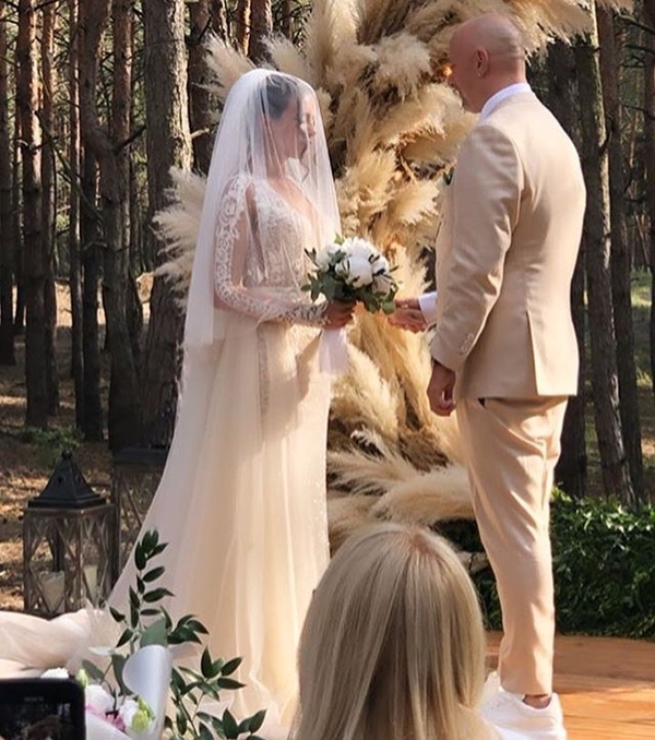 Чья работа: Три свадебных наряда Насти Каменских