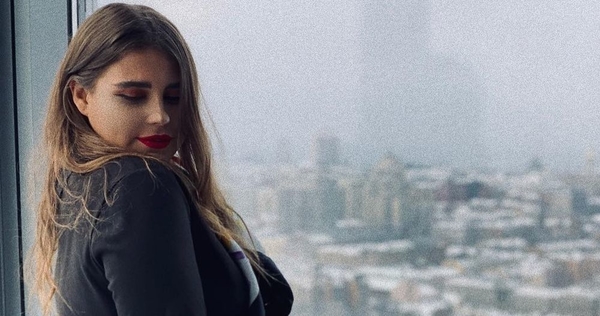 "Самые красивые глаза": Солистка "KAZKA" поразила фанов ярким макияжем