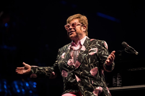 Элтон Джон попросил не лишать его в байопике наркотиков и секса