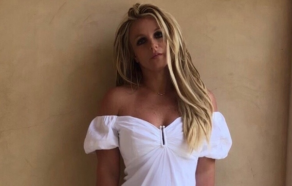 Бритни Спирс показала фигуру в эффектном бикини