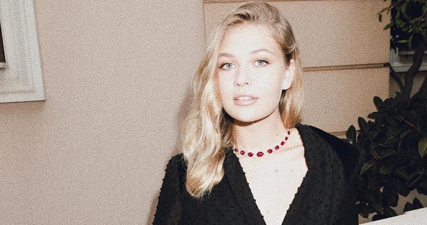 Дочь Веры Брежневой похвасталась стройной фигурой в купальнике