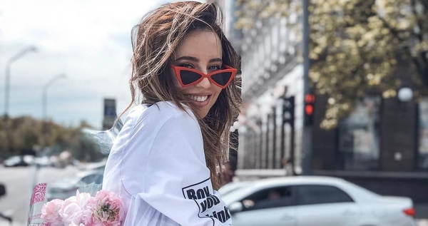 Мини-платье и длинные чулки: Надя Дорофеева покорила Сеть новым образом