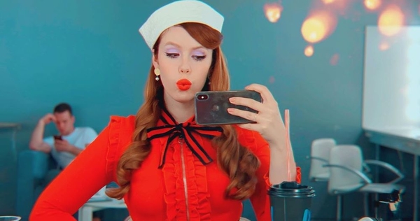 Звезда шоу "Топ-модель по-украински" засветила откровенное декольте