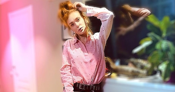 Слава Каминская засветила пышную грудь в прозрачном наряде