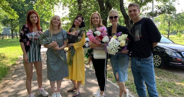 Актеры сериала "Школа" неожиданно приехали на последний звонок в Николаеве