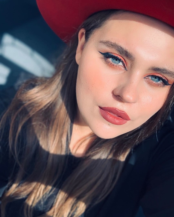 "Как вам такое?": Вокалистка группы KAZKA оказалась в объятиях известного боксера