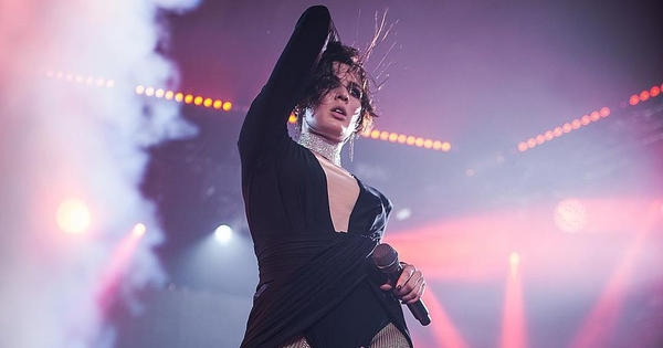 MARUV в леопардовом платье похвасталась длинными ногами