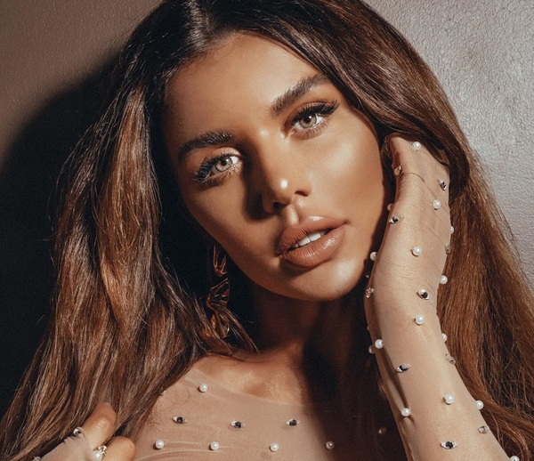 "Такая красота - на грязной лестнице": Седокову раскритиковали за "горячие" фото