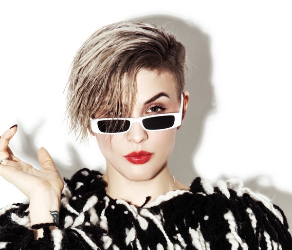 Томные позы и откровенные наряды: MARUV показала яркие кадры с концерта